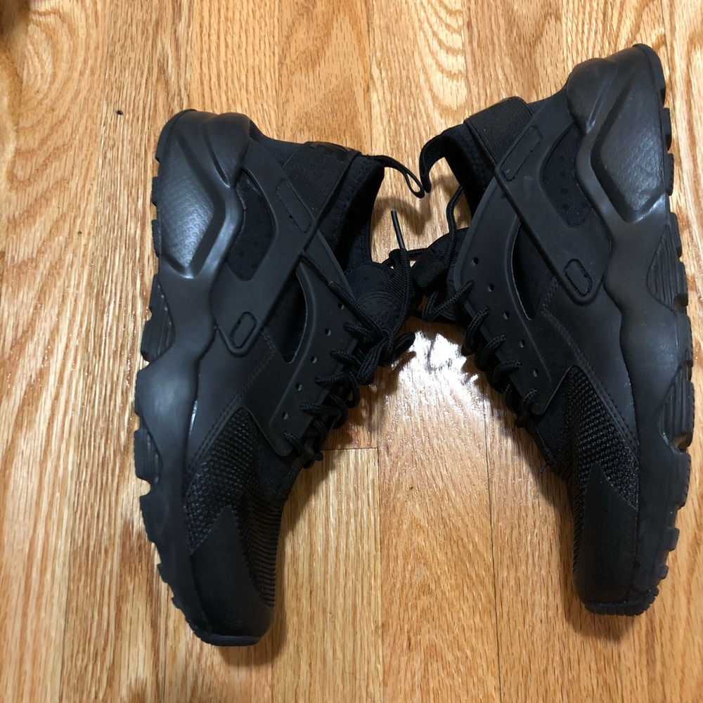 All Black Nike Huarache Men’s Sz 7, Women’s Sz 8.5
